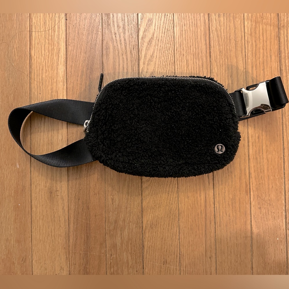lululemon everywhere belt bag * Fleece *Regular size